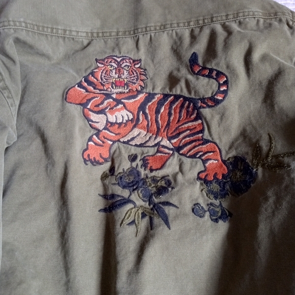 Urban Outfitters Men'sTiger Embroidered Military Green Jacket. Size Small - Picture 4 of 4